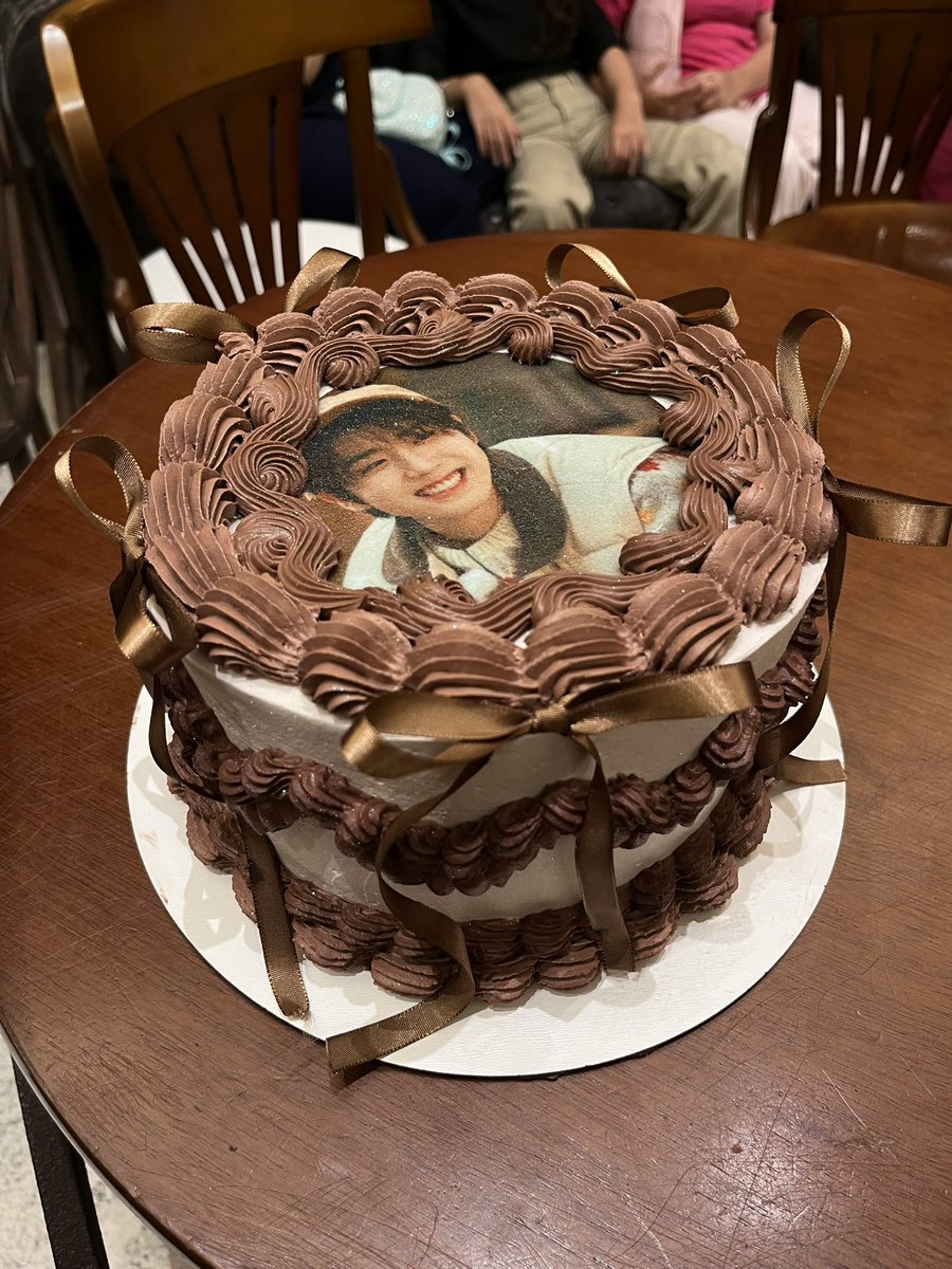luvchansung's tweet photo. pov: você abriu minha galeria mas eu sou confeiteira https://t.co/5Uyfd0Bhpe