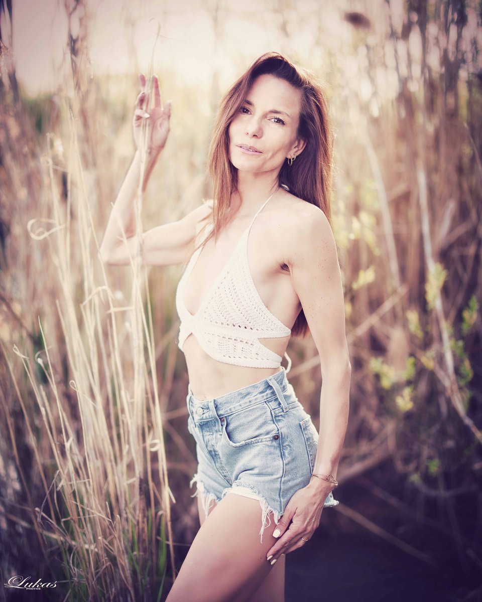 HaileyBenkitt's tweet photo. Floating among tall stalks, where soft white and pale blue meet the warmth of sunlight. Spring feelings, captured in a fleeting moment of calm. https://t.co/Rv4rw8ayCu