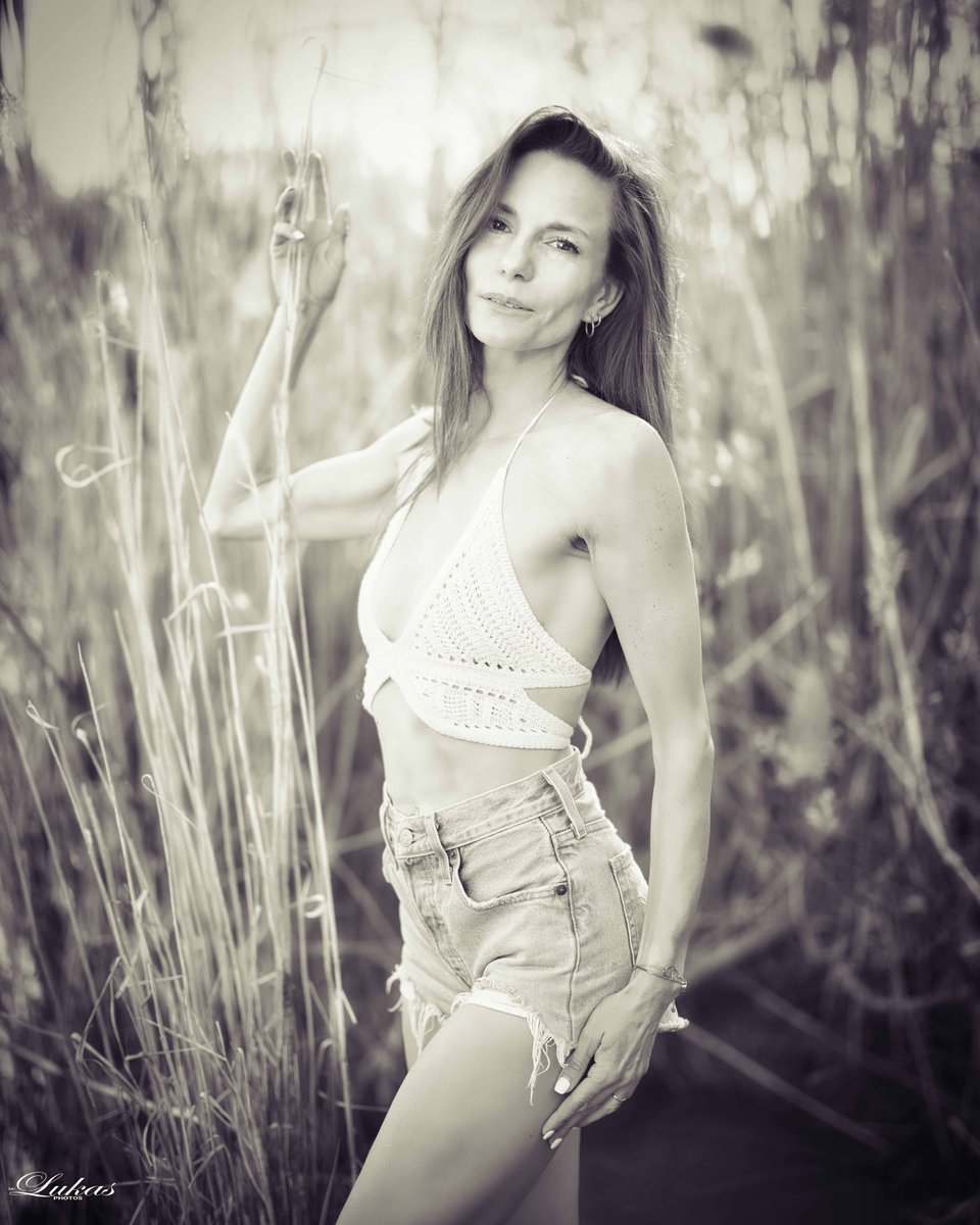 HaileyBenkitt's tweet photo. Floating among tall stalks, where soft white and pale blue meet the warmth of sunlight. Spring feelings, captured in a fleeting moment of calm. https://t.co/Rv4rw8ayCu