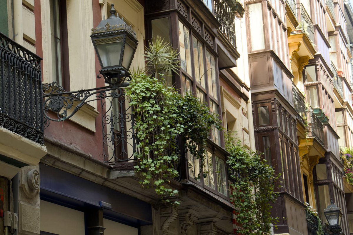 JoelDavanzo's tweet photo. Entre balcones, farolas y fachadas con historia, el casco viejo de Bilbao siempre tiene algo que descubrir. Calles estrechas, detalles ocultos y rincones que cambian según cómo los mires. A veces, solo hay que detenerse y observar. https://t.co/6dRBKEuUQF