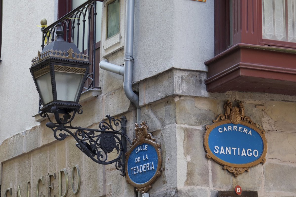 JoelDavanzo's tweet photo. Entre balcones, farolas y fachadas con historia, el casco viejo de Bilbao siempre tiene algo que descubrir. Calles estrechas, detalles ocultos y rincones que cambian según cómo los mires. A veces, solo hay que detenerse y observar. https://t.co/6dRBKEuUQF