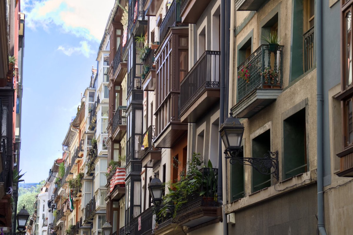 JoelDavanzo's tweet photo. Entre balcones, farolas y fachadas con historia, el casco viejo de Bilbao siempre tiene algo que descubrir. Calles estrechas, detalles ocultos y rincones que cambian según cómo los mires. A veces, solo hay que detenerse y observar. https://t.co/6dRBKEuUQF
