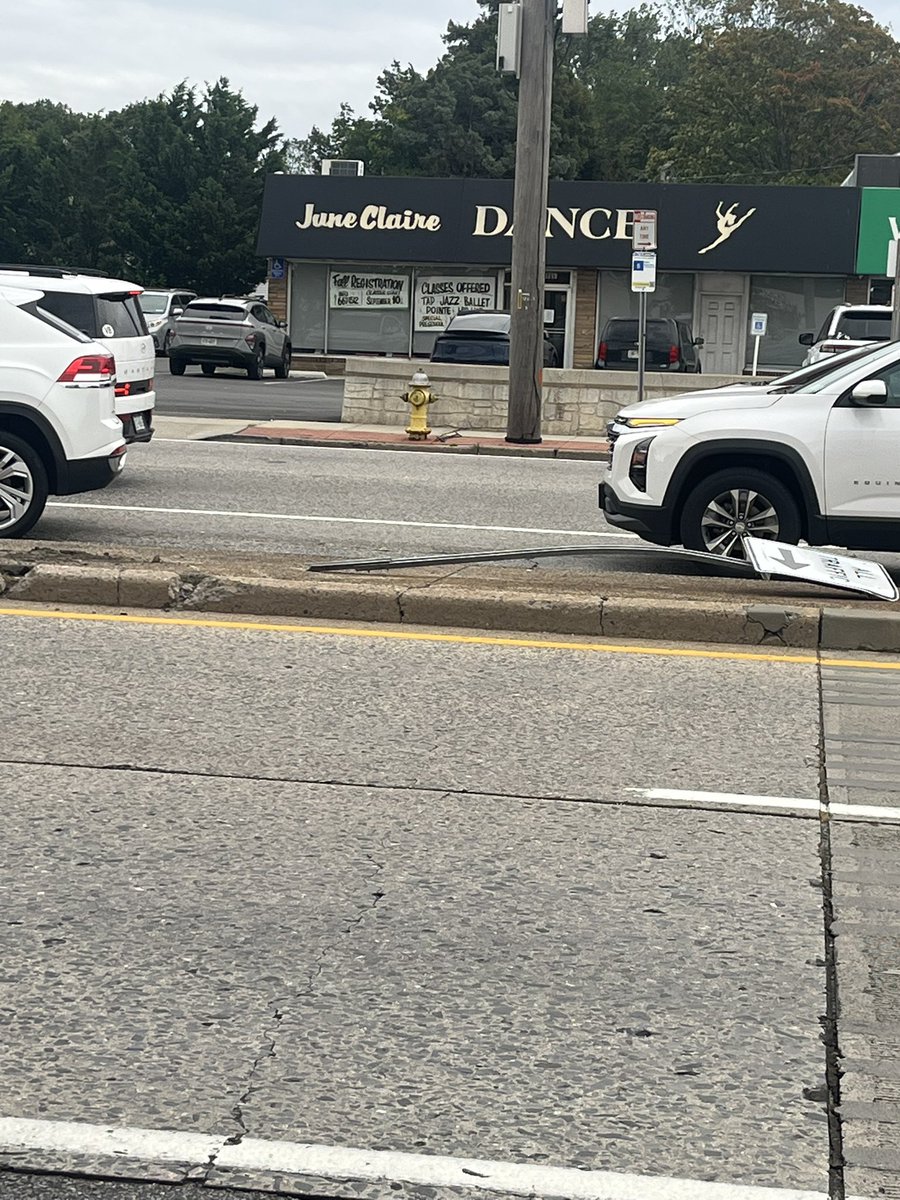 jzs116's tweet photo. @nysdotli Pls pick up this NYS traffic sign before #Northeaster arrival. its completely removed from cement laying down on median &amp; is a potential projectile &amp; hazard. It’s IFO Sunset Plaza on Rt 231 in North Babylon. Look for Citibank location on DPA for more precise location. https://t.co/TL4ei4CUI2