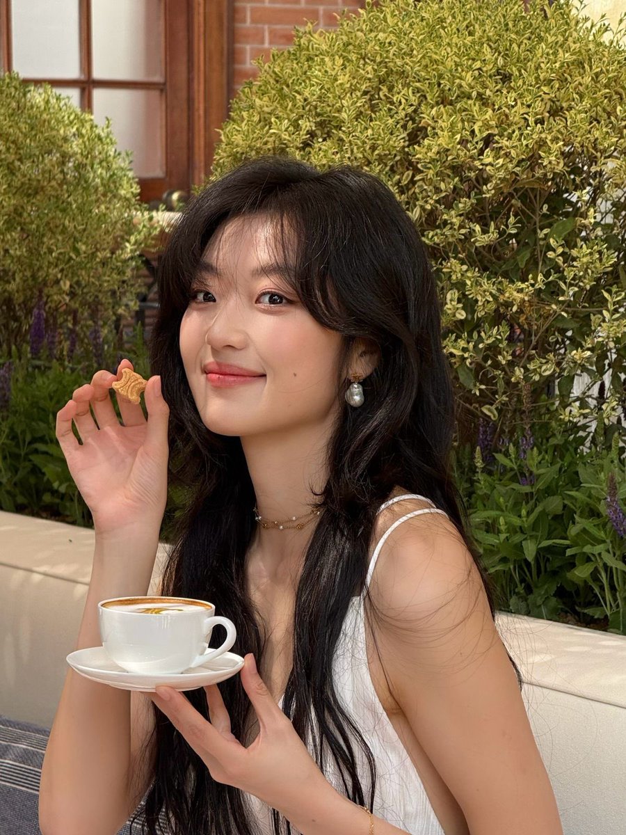 timymin's tweet photo. في إحتمال #sunqian راح تكون موجودة في Fashion Week تبع Celine في باريس يوم 3 أكتوبر 🤍 أتمنى كل الفانز في باريس يروحون يستقبلونها و يدعمونها ويعطونها كل الحب والاهتمام اللي تستحقه خصوصًا بعد النجاح الكبير الي حققته مع #theearlyspring  و تشوف بنفسها قد إيش جمهورها فخور فيها 🥺🤏🏻 https://t.co/Ng4rVwOGVU