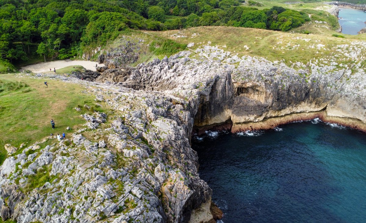 JoelDavanzo's tweet photo. Acantilados, roca caliza, prados verdes y el azul intenso del Cantábrico. Los Bufones de Buelna, en Llanes, ofrecen algo difícil de encontrar: tranquilidad. Un lugar para caminar despacio y contemplar el paisaje. https://t.co/nzKM7s3oAb