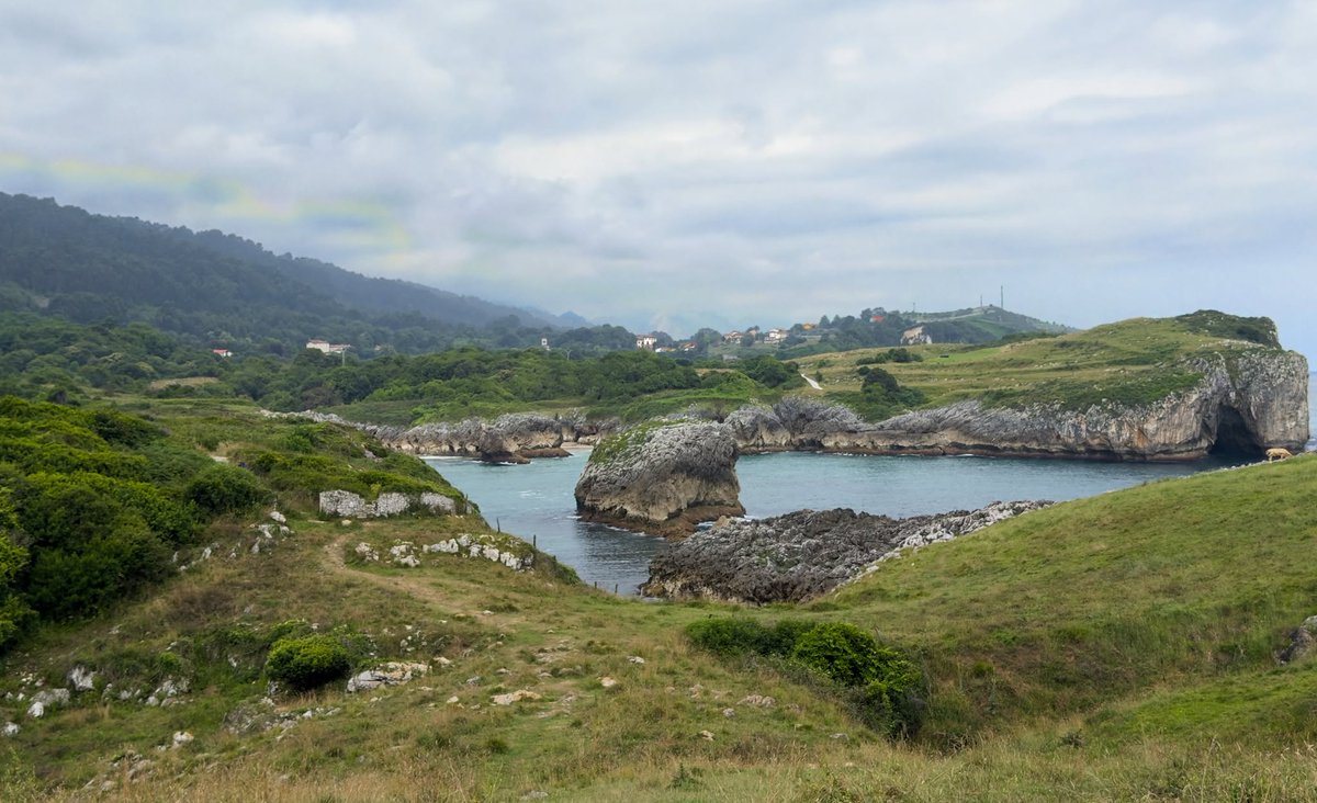 JoelDavanzo's tweet photo. Acantilados, roca caliza, prados verdes y el azul intenso del Cantábrico. Los Bufones de Buelna, en Llanes, ofrecen algo difícil de encontrar: tranquilidad. Un lugar para caminar despacio y contemplar el paisaje. https://t.co/nzKM7s3oAb