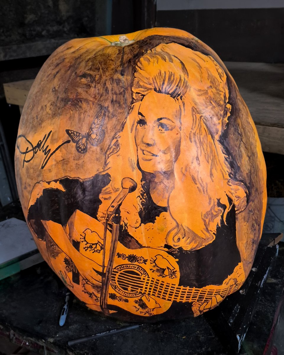KentuckyKingdom's tweet photo. Your beauty is beyond compare ๐ฆ
Pumpkins at Kentucky Kingdom opening day is just around the corner โจ๐ Get ready to stroll the Jack Oโ Lantern Spectacular trail and spot these radiant Dolly pumpkins along the way! #DollyDay #NineToFive https://t.co/MP7Krnw1h2