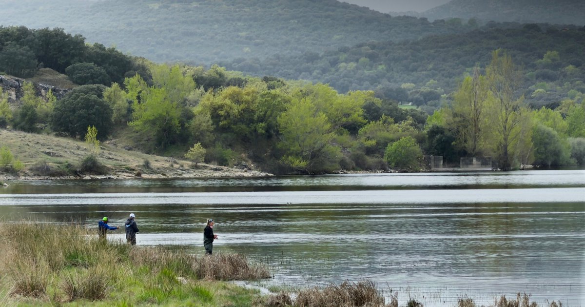 JoelDavanzo's tweet photo. La calma del agua, la paciencia del gesto y la conexión con el entorno. En el Embalse de Pedrezuela, pescar es detener el tiempo y observar. Cada momento capturado cuenta una historia de lo esencial: aquello que no siempre se ve, pero siempre se https://t.co/XQYvaLArvF