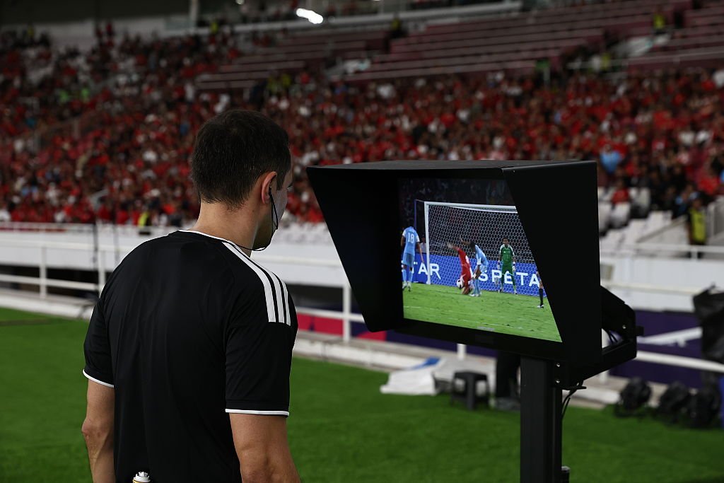 Moambiquenywnx's tweet photo. Moçambique testa o Football Video Support (FVS), uma alternativa mais acessível ao VAR, no COSAFA Sub-20 2026. O sistema permite aos treinadores solicitar revisões, com os árbitros em campo a analisarem os lances num monitor junto ao relvado. ⚽🇲🇿

#Moçambique #COSAFA #FVS #VAR https://t.co/EZqdBxIoy9
