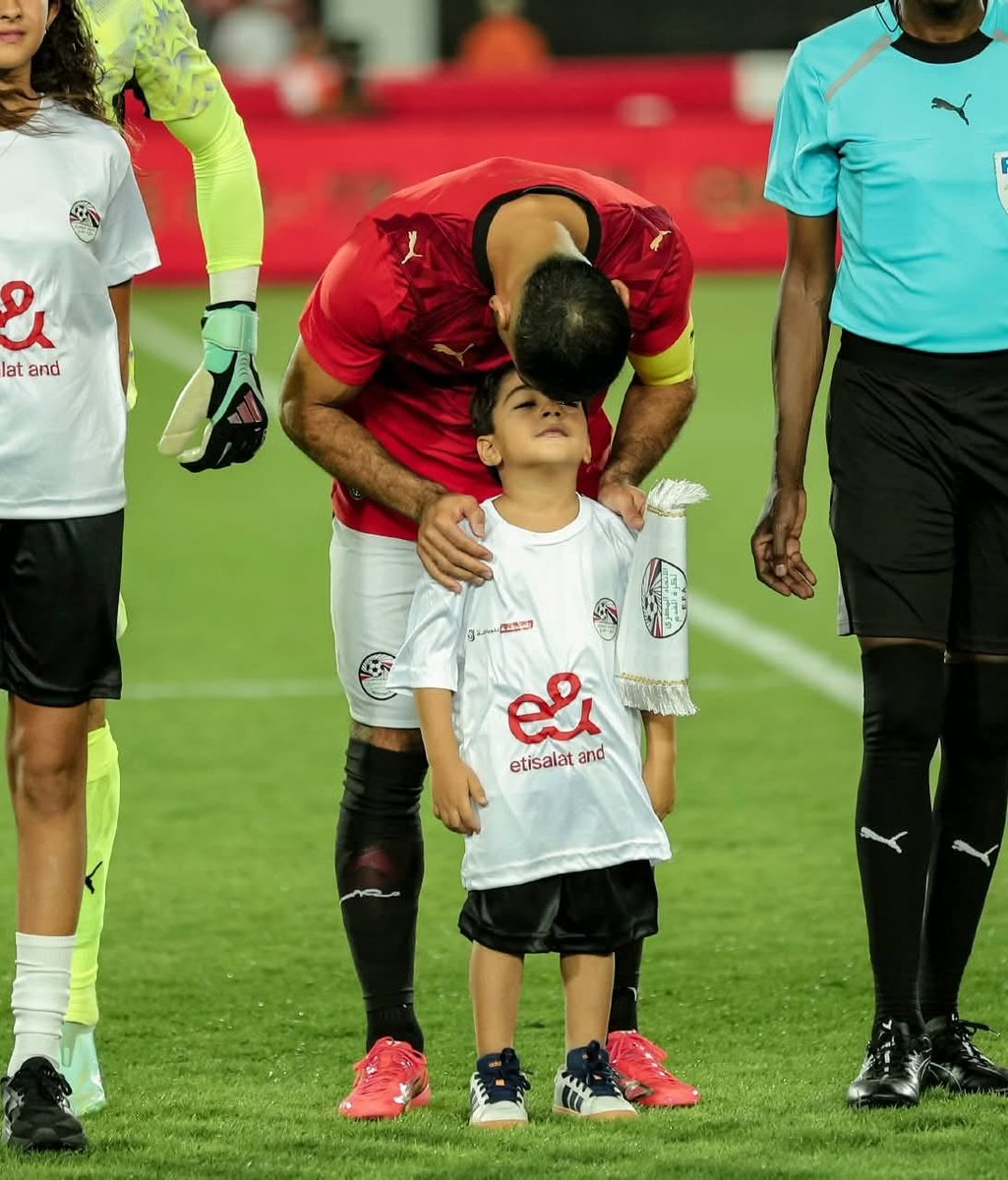 SalahWorld11's tweet photo. الطفل الذي كان يرافق الأسطورة محمد صلاح هو ابن شقيقه نصر❤️ https://t.co/Azm7lNA27h