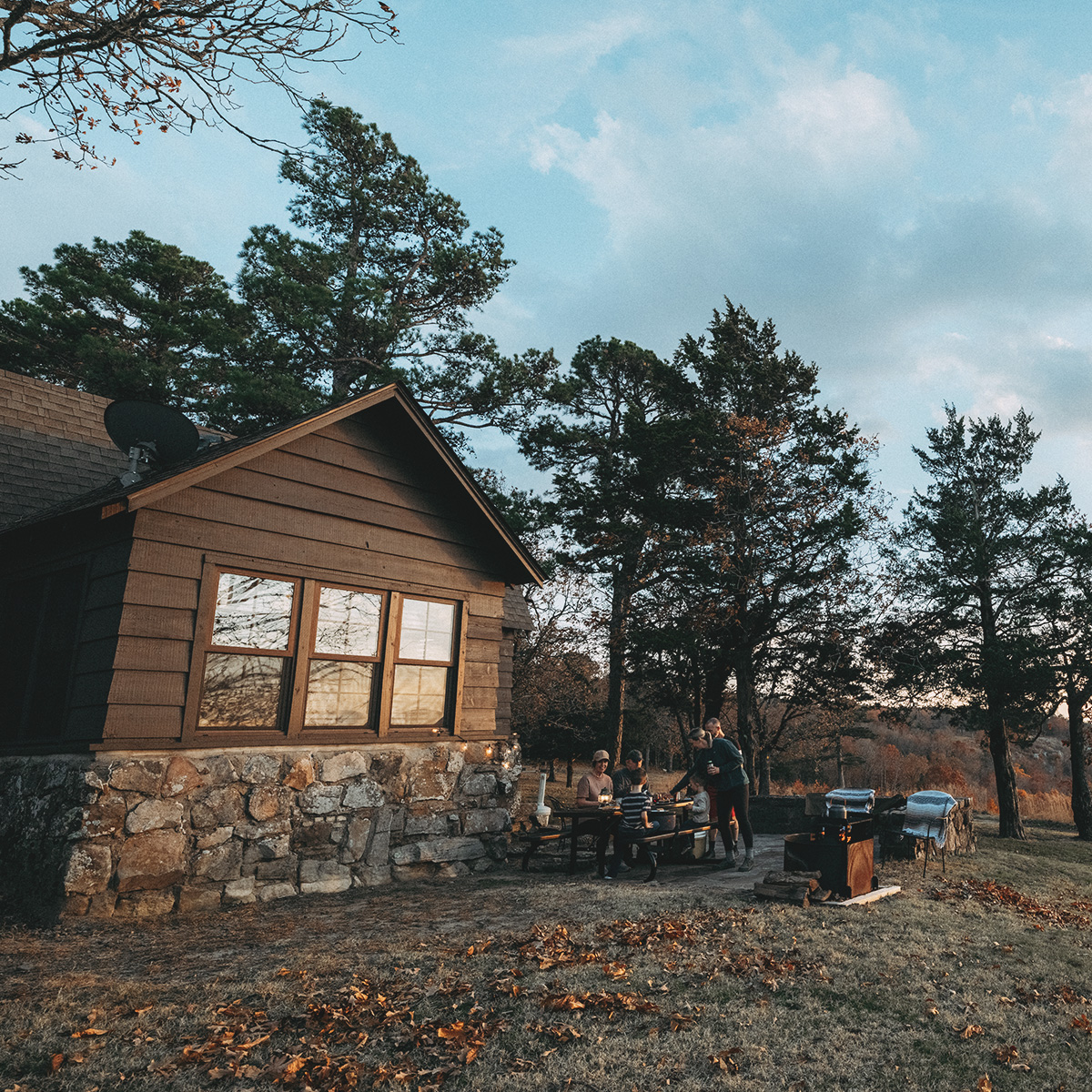 ArkStateParks's tweet photo. A perfect fall getaway starts at Mount Nebo State Park. Take this as your sign to escape to the mountains. ⛰️🍂 #ARStateParks #TheNaturalState https://t.co/qrULxgxS2n https://t.co/dpppADiVek