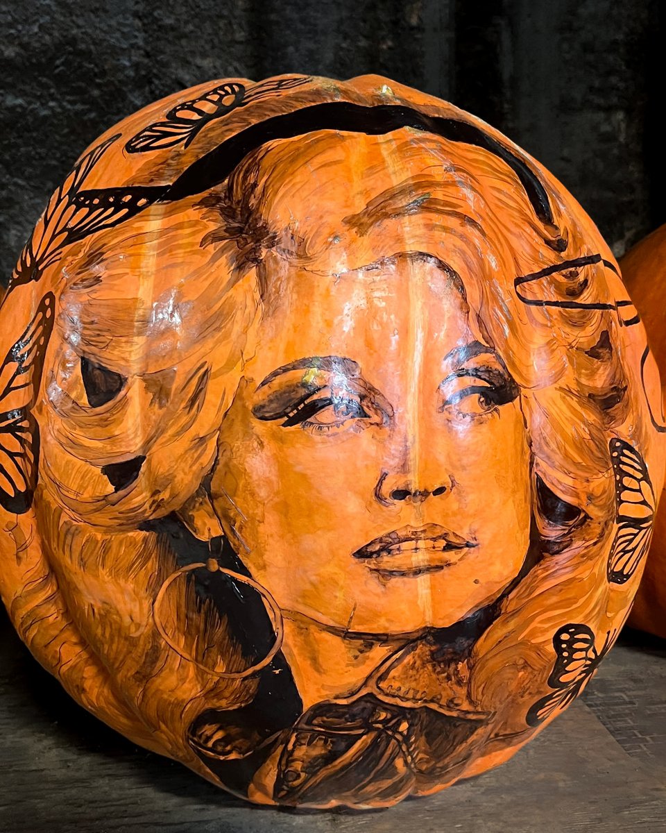 KentuckyKingdom's tweet photo. Your beauty is beyond compare ๐ฆ
Pumpkins at Kentucky Kingdom opening day is just around the corner โจ๐ Get ready to stroll the Jack Oโ Lantern Spectacular trail and spot these radiant Dolly pumpkins along the way! #DollyDay #NineToFive https://t.co/MP7Krnw1h2