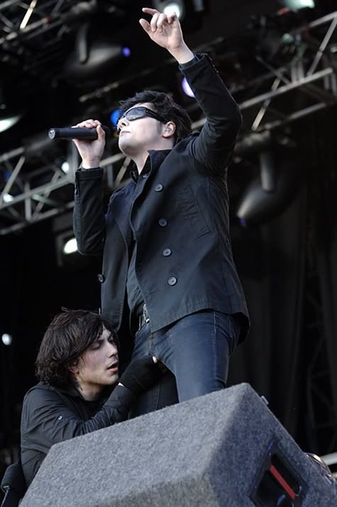 s8nsChwToy's tweet photo. This is THE craziest picture of Gerard and Frank I dont think theres one that can top this im sorry like this is actually insane https://t.co/QH1GI3sBLZ