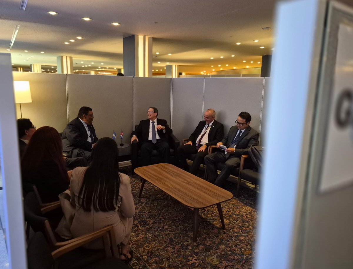 BrunoRguezP's tweet photo. Sostuve encuentros con los Cancilleres de Mali, @AbdoulayeDiop8, Nicaragua, Valdrack Jaentschke Whitaker, Singapur, @VivianBala, y Madagascar, Alice N'Diaye.

Conversamos sobre el estado de nuestras relaciones bilaterales, así como los desafíos y oportunidades en el escenario internacional actual.

Denuncié los daños están provocando en el pueblo de Cuba el recrudecimiento del bloqueo, el cerco energético y las sanciones secundarias aplicadas por el gobierno de EEUU.

#CubaNoEsUnaAmenaza El Bloqueo Sí.