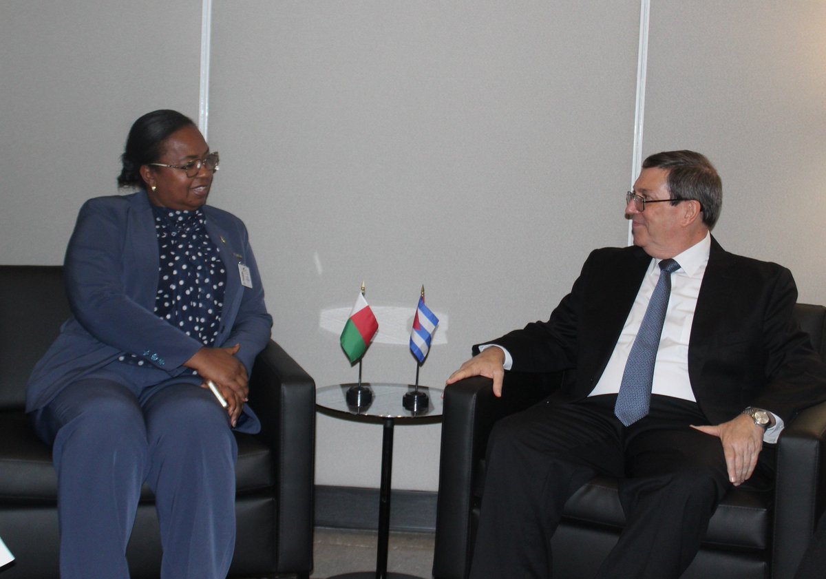BrunoRguezP's tweet photo. Sostuve encuentros con los Cancilleres de Mali, @AbdoulayeDiop8, Nicaragua, Valdrack Jaentschke Whitaker, Singapur, @VivianBala, y Madagascar, Alice N'Diaye.

Conversamos sobre el estado de nuestras relaciones bilaterales, así como los desafíos y oportunidades en el escenario internacional actual.

Denuncié los daños están provocando en el pueblo de Cuba el recrudecimiento del bloqueo, el cerco energético y las sanciones secundarias aplicadas por el gobierno de EEUU.

#CubaNoEsUnaAmenaza El Bloqueo Sí.