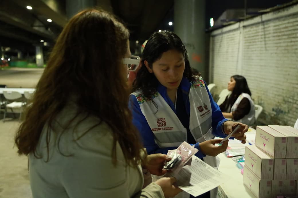 iasama_cdmx's tweet photo. 🌙La salud, los derechos y el acompañamiento tienen lugar en la noche. 

En @Alc_Iztapalapa realizamos una jornada #VidaPlenaCorazónContento para acercar servicios e información a la comunidad.

@GobCDMX | @SSaludCdMx | @SeMujeresCDMX | @DiversidadCDMX | @CDHCMX | @CentroTrans https://t.co/5EYqvksllw