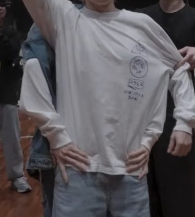 whippedjihope's tweet photo. is this not crazy to anyone else? https://t.co/6mOxkpGO7S