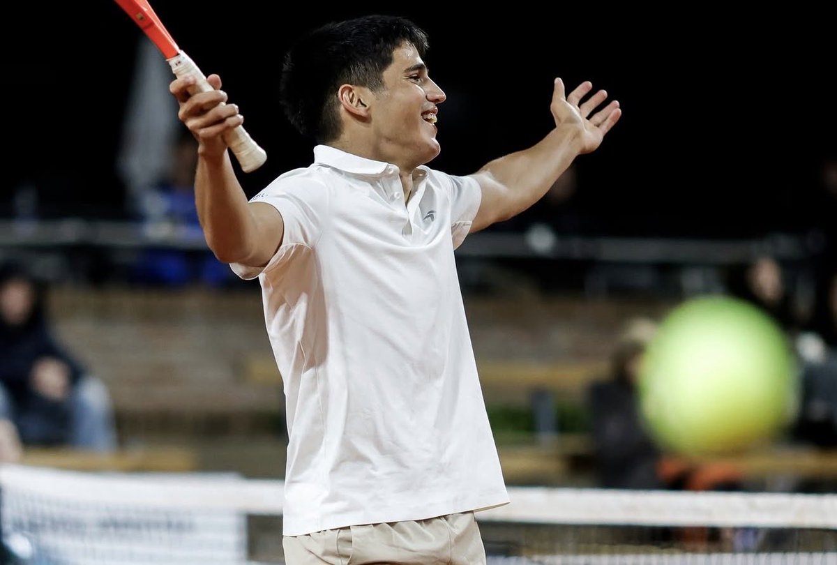 Digadoma's tweet photo. Otro paso enorme en la carrera de Joaquín Aguilar.

El tenista uruguayo de 21 años acaba de pasar a semis del Challenger de Buenos Aires.

Le ganó al peruano Juan Pablo Varillas, ex 60 del mundo y actualmente 196° del ranking ATP.

Lo hizo en una hora y 30 minutos.

Vamosss 🇺🇾🎾 https://t.co/eNETohRa1T