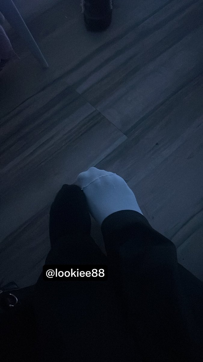 lookiee88's tweet photo. #moneyslave #domina #soumi j’écrase quelle pute? et avec quelle chaussette ?😂 https://t.co/8Anj4fWnTa