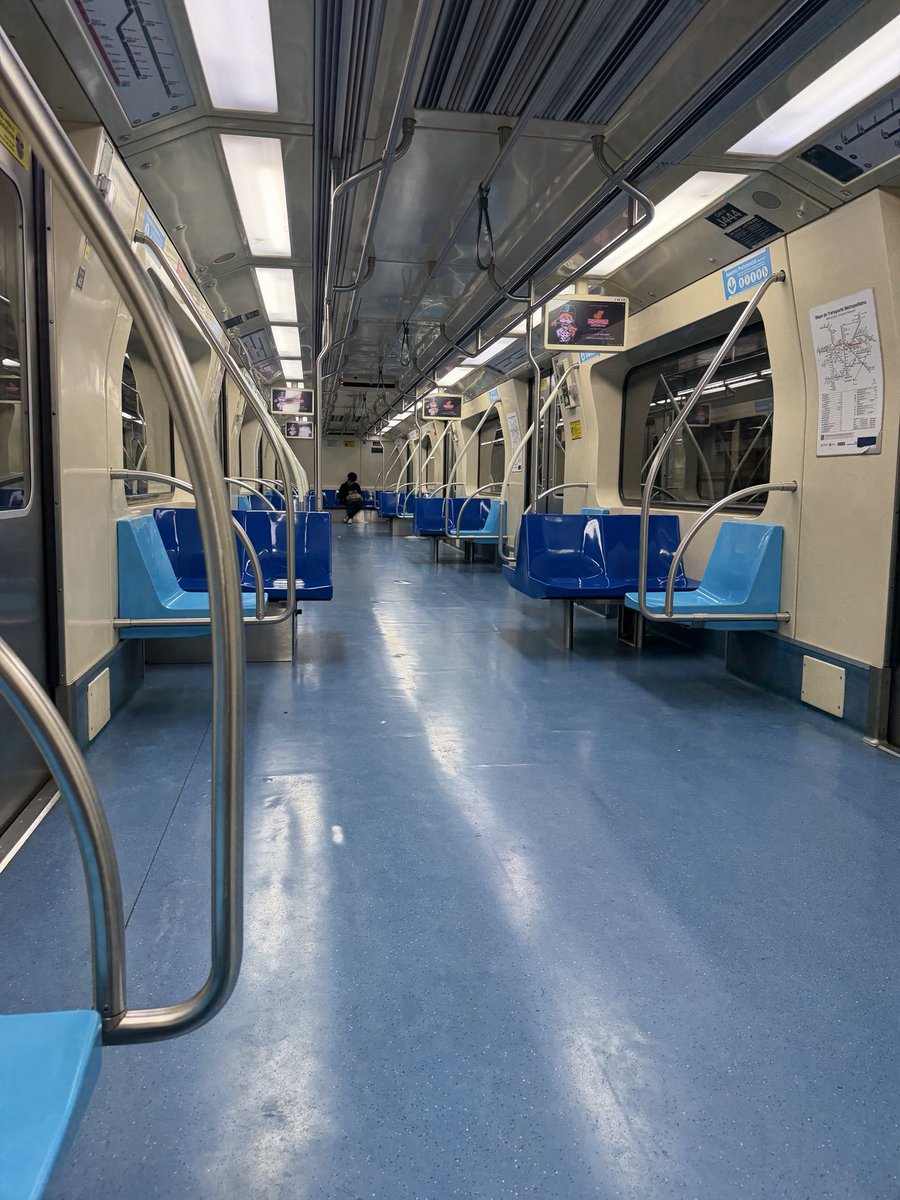 DiariodaCPTM's tweet photo. 🚇 Metrô estende operação 24h nos fins de semana até janeiro de 2027

O Metrô de SP prorrogou até 31 de janeiro de 2027 a operação ininterrupta nas madrugadas dos fins de semana. Em caráter experimental, as linhas 1-Azul, 2-Verde, 3-Vermelha e 15-Prata continuarão funcionando sem fechar entre sábado e domingo.

Desde 6 de dezembro de 2025, já são 665 mil embarques nas madrugadas, média de 15,8 mil por noite.

📈 Balanço por linha:

• 3-Vermelha: 345,4 mil
• 2-Verde: 157,8 mil
• 1-Azul: 148 mil
• 15-Prata: 13,5 mil

Estações mais movimentadas: Palmeiras-Barra Funda, República, Consolação, Anhangabaú e Tatuapé.

👥 Perfil do passageiro:

• 93% de aprovação
• 72% usam para lazer e 27% para trabalho
• 84% usam o Metrô 3 ou mais dias por semana

🔧 Durante o período, o Metrô monitora demanda, deslocamentos e impactos na manutenção para avaliar o futuro da operação na madrugada.

💳 Pagamento: por aproximação (Elo, Mastercard e Visa) com cartão físico, celular ou smartwatch direto na catraca, além de Bilhete Único, Cartão TOP e QR Code.