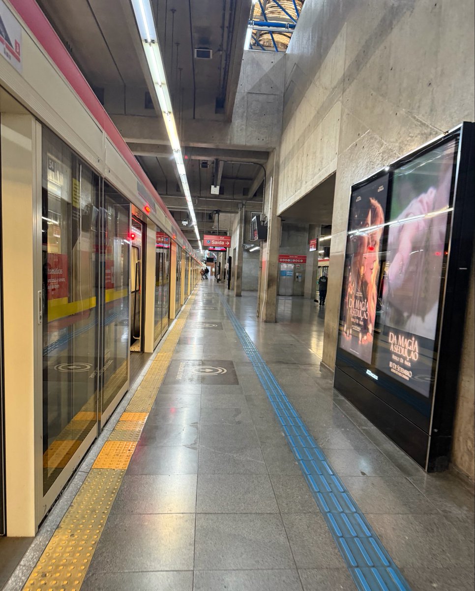 DiariodaCPTM's tweet photo. 🚇 Metrô estende operação 24h nos fins de semana até janeiro de 2027

O Metrô de SP prorrogou até 31 de janeiro de 2027 a operação ininterrupta nas madrugadas dos fins de semana. Em caráter experimental, as linhas 1-Azul, 2-Verde, 3-Vermelha e 15-Prata continuarão funcionando sem fechar entre sábado e domingo.

Desde 6 de dezembro de 2025, já são 665 mil embarques nas madrugadas, média de 15,8 mil por noite.

📈 Balanço por linha:

• 3-Vermelha: 345,4 mil
• 2-Verde: 157,8 mil
• 1-Azul: 148 mil
• 15-Prata: 13,5 mil

Estações mais movimentadas: Palmeiras-Barra Funda, República, Consolação, Anhangabaú e Tatuapé.

👥 Perfil do passageiro:

• 93% de aprovação
• 72% usam para lazer e 27% para trabalho
• 84% usam o Metrô 3 ou mais dias por semana

🔧 Durante o período, o Metrô monitora demanda, deslocamentos e impactos na manutenção para avaliar o futuro da operação na madrugada.

💳 Pagamento: por aproximação (Elo, Mastercard e Visa) com cartão físico, celular ou smartwatch direto na catraca, além de Bilhete Único, Cartão TOP e QR Code.