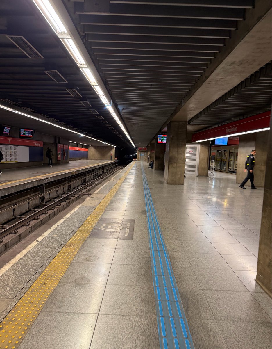 DiariodaCPTM's tweet photo. 🚇 Metrô estende operação 24h nos fins de semana até janeiro de 2027

O Metrô de SP prorrogou até 31 de janeiro de 2027 a operação ininterrupta nas madrugadas dos fins de semana. Em caráter experimental, as linhas 1-Azul, 2-Verde, 3-Vermelha e 15-Prata continuarão funcionando sem fechar entre sábado e domingo.

Desde 6 de dezembro de 2025, já são 665 mil embarques nas madrugadas, média de 15,8 mil por noite.

📈 Balanço por linha:

• 3-Vermelha: 345,4 mil
• 2-Verde: 157,8 mil
• 1-Azul: 148 mil
• 15-Prata: 13,5 mil

Estações mais movimentadas: Palmeiras-Barra Funda, República, Consolação, Anhangabaú e Tatuapé.

👥 Perfil do passageiro:

• 93% de aprovação
• 72% usam para lazer e 27% para trabalho
• 84% usam o Metrô 3 ou mais dias por semana

🔧 Durante o período, o Metrô monitora demanda, deslocamentos e impactos na manutenção para avaliar o futuro da operação na madrugada.

💳 Pagamento: por aproximação (Elo, Mastercard e Visa) com cartão físico, celular ou smartwatch direto na catraca, além de Bilhete Único, Cartão TOP e QR Code.