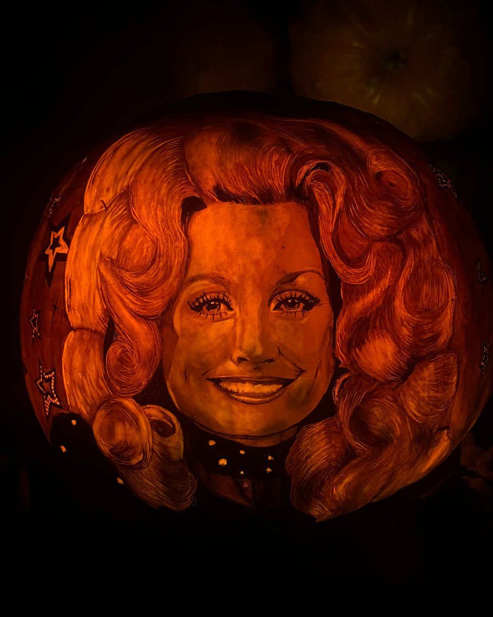KentuckyKingdom's tweet photo. Your beauty is beyond compare ๐ฆ
Pumpkins at Kentucky Kingdom opening day is just around the corner โจ๐ Get ready to stroll the Jack Oโ Lantern Spectacular trail and spot these radiant Dolly pumpkins along the way! #DollyDay #NineToFive https://t.co/MP7Krnw1h2