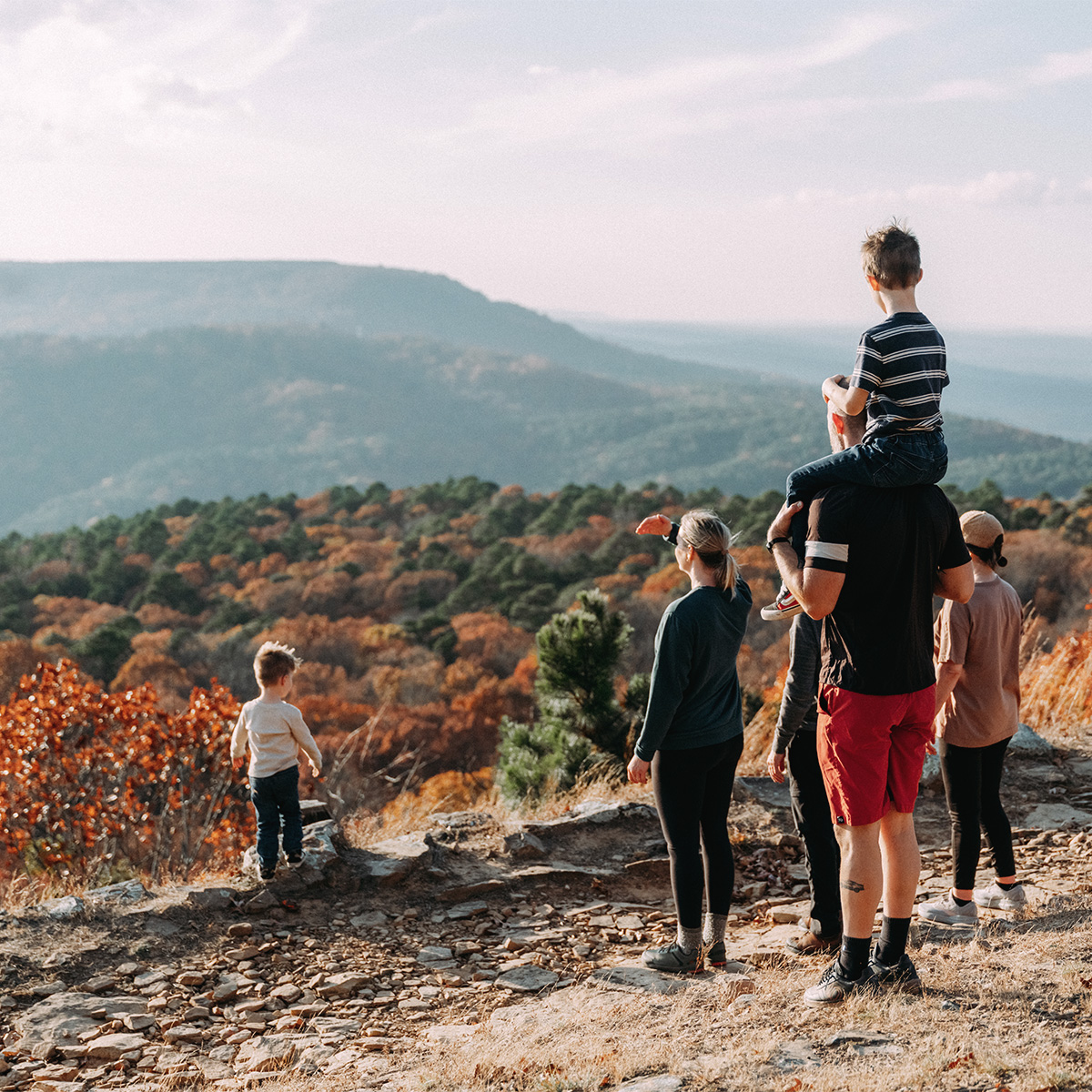 ArkStateParks's tweet photo. A perfect fall getaway starts at Mount Nebo State Park. Take this as your sign to escape to the mountains. ⛰️🍂 #ARStateParks #TheNaturalState https://t.co/qrULxgxS2n https://t.co/dpppADiVek