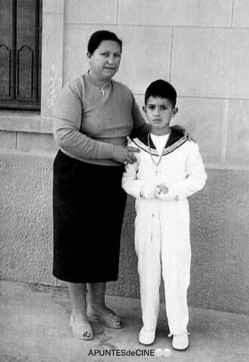 apuntesdecineff's tweet photo. Pedro Almodóvar con su madre, Francisca Caballero.
Cumpleaños de una leyenda #deCINE⚪️⚫️ https://t.co/H7iqQISNwa