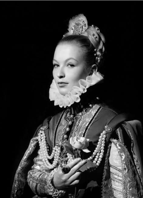 clavier_henri's tweet photo. La Princesse de Vlady 🌸
Marina Clèves ��� https://t.co/Eiy7hfFP95