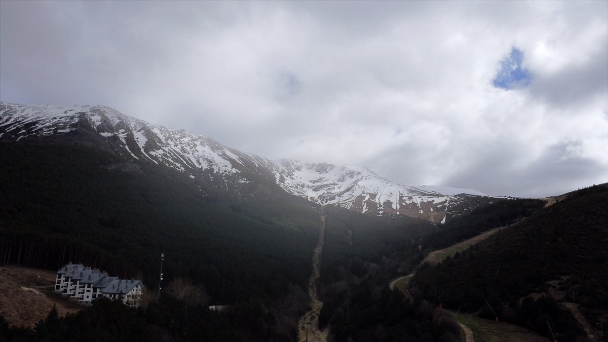 JoelDavanzo's tweet photo. La última nieve resiste en La Pinilla, cubriendo las cumbres y las heridas del fuego del verano pasado. Bajo el blanco, el monte recuerda. Pero la naturaleza insiste: poco a poco, vuelve la esperanza. https://t.co/LntGmwXrb4
