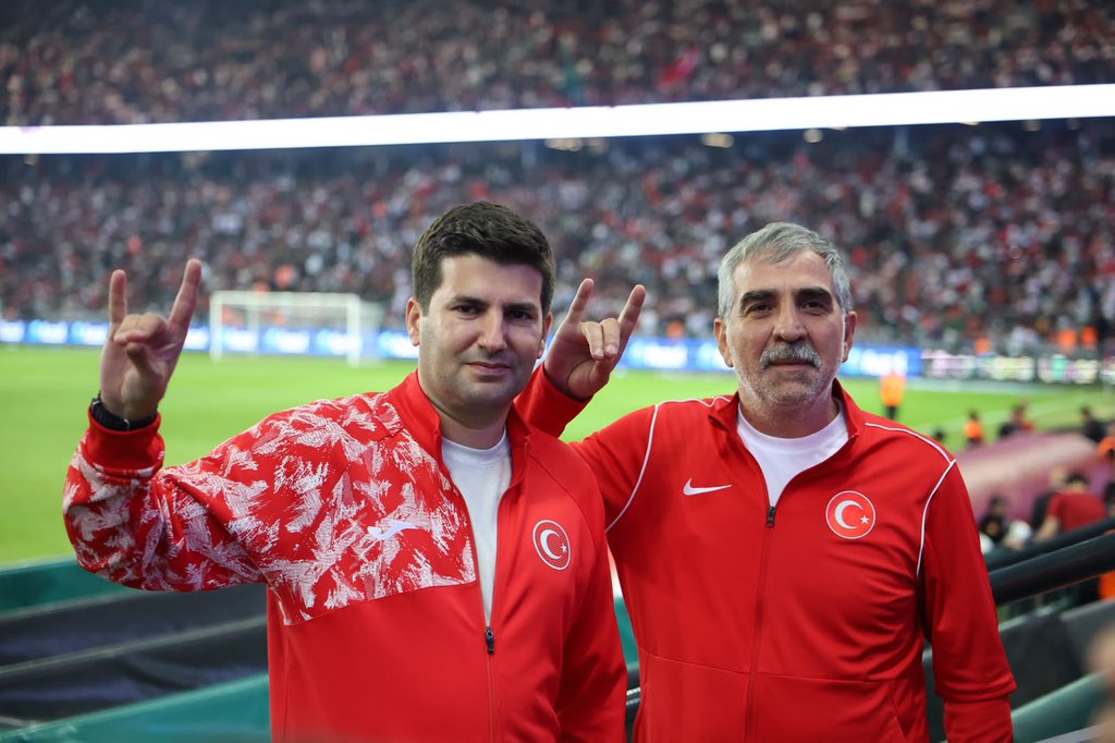 Eyupyildizlar's tweet photo. Kocaeli’de millî heyecana tribünden ortak olduk. 🇹🇷

Fransa karşısında 1-0 mağlup olsak da ay-yıldızlı sevdamızın yeri değişmez. Millî Takımımızın her zaman yanındayız.

Başınızı dik tutun bizim çocuklar! 🇹🇷 https://t.co/vTZ0Jq1RDW