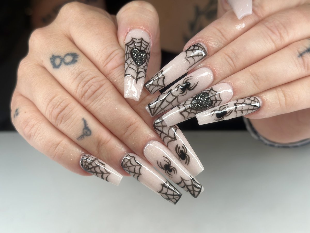 SiuBigpbp's tweet photo. Spooky, but make it cute. Follow @nailsbymimi. 11 for more nail inspiration. https://t.co/KBMh4vakbO