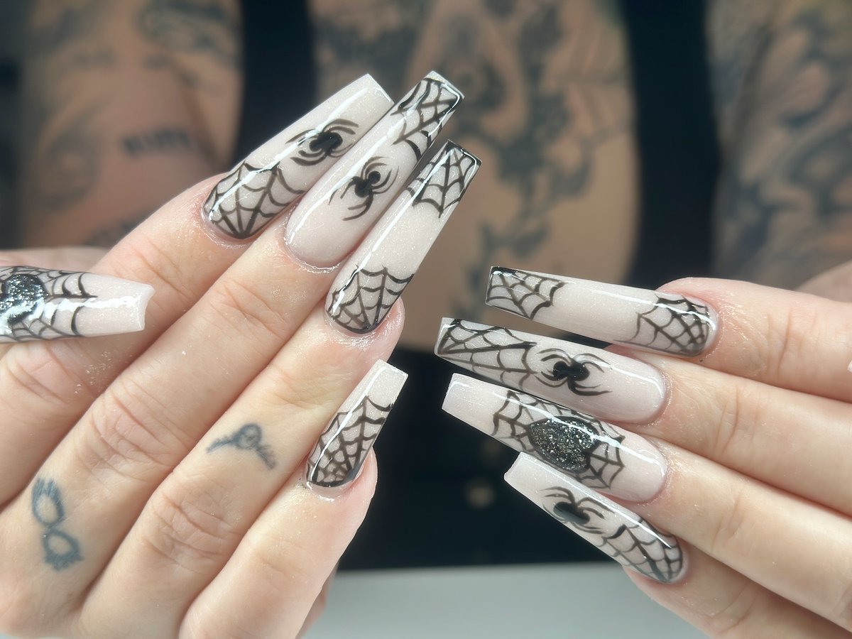 SiuBigpbp's tweet photo. Spooky, but make it cute. Follow @nailsbymimi. 11 for more nail inspiration. https://t.co/KBMh4vakbO