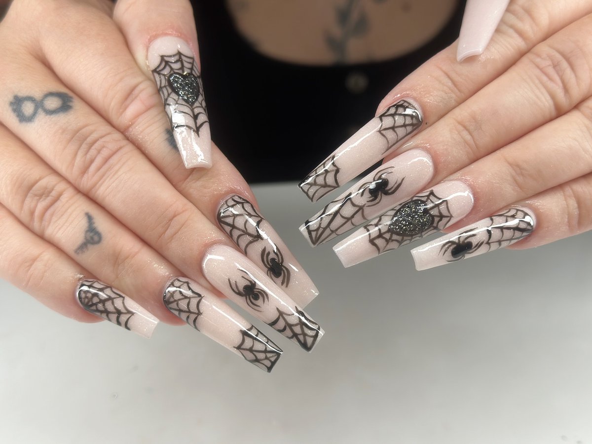 SiuBigpbp's tweet photo. Spooky, but make it cute. Follow @nailsbymimi. 11 for more nail inspiration. https://t.co/KBMh4vakbO