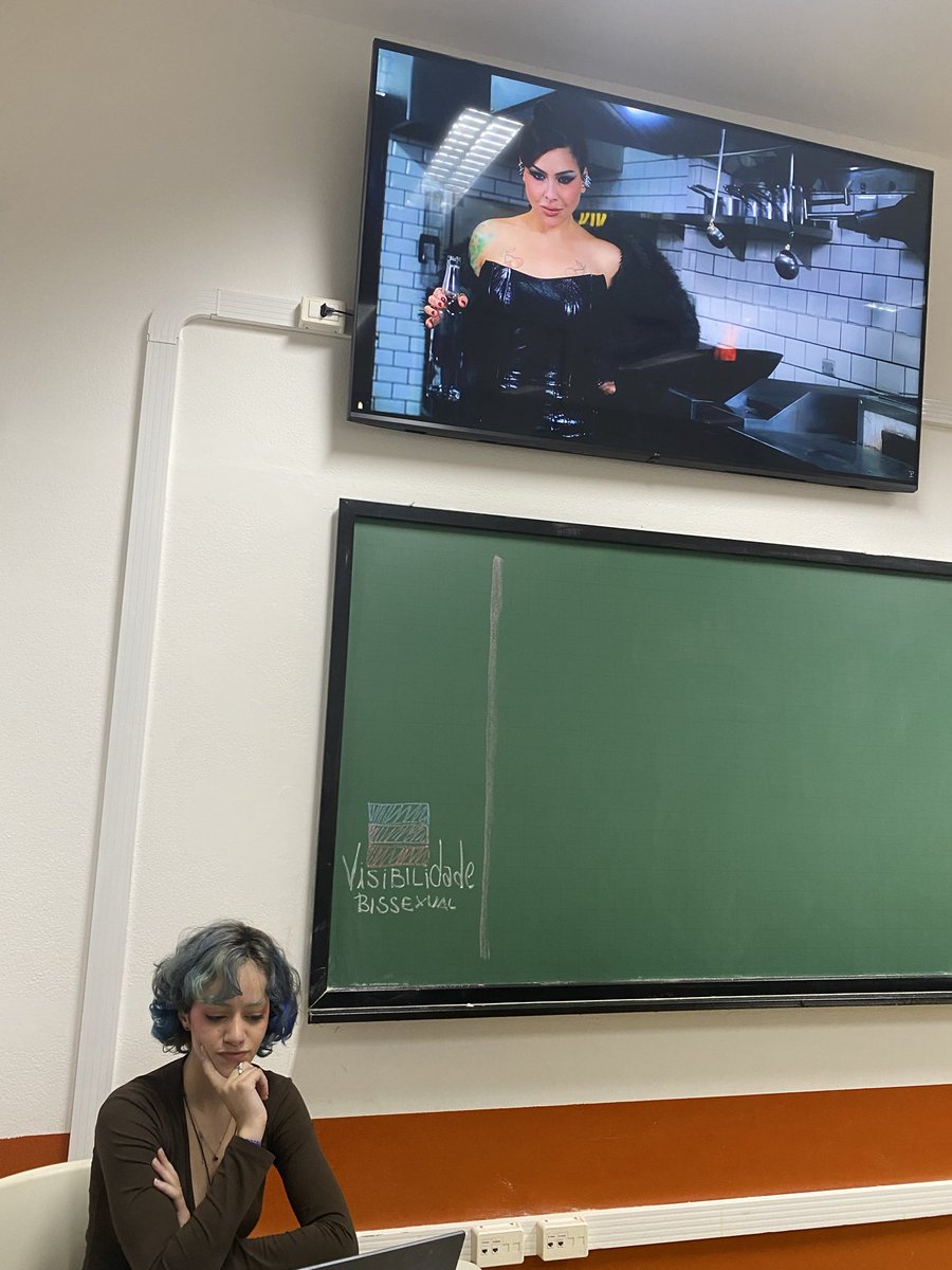 look_iza's tweet photo. mãe (@Pitty)
estava apresentando seu clipe pra turma no cursinho viu? https://t.co/VXJXDirUMj