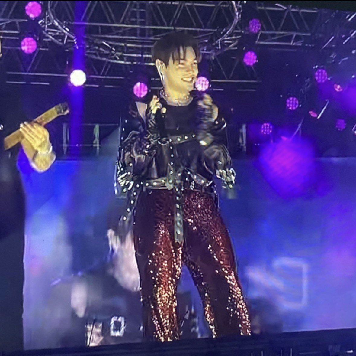 patl2k's tweet photo. Crush üyesi Miraç Fırat’ın konserde tercih ettiği pantolon büyük tepki topladı.

Konsere gidenlerin bir kısmı “Dansöz kostümü”, “Bir erkeğe yakışmıyor” yorumlarını yaptı.

Pekiya sizce bir erkek bu şekilde kıyafetler giymeli mi? https://t.co/zZU3Bj79IE