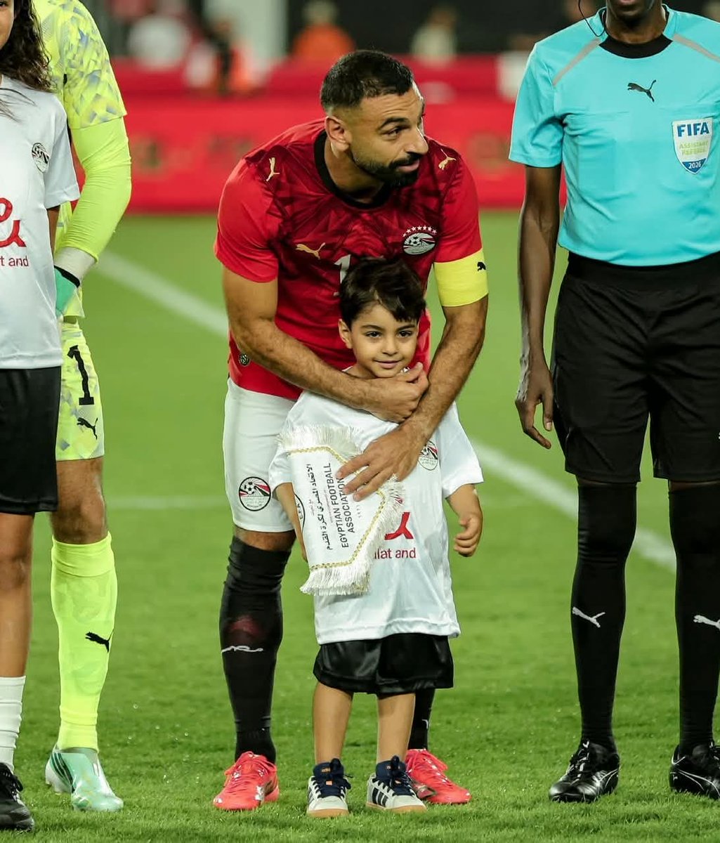 SalahWorld11's tweet photo. الطفل الذي كان يرافق الأسطورة محمد صلاح هو ابن شقيقه نصر❤️ https://t.co/Azm7lNA27h
