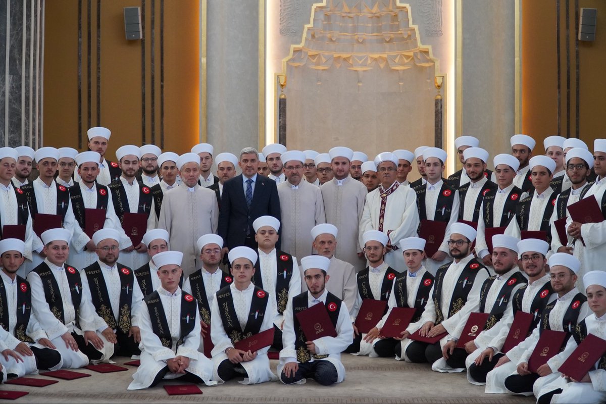 BeyogluMftlg1's tweet photo. Müftülüğümüze bağlı erkek Kur’an kurslarında hafızlık eğitimlerini başarıyla tamamlayan 74 hafız, Taksim Camii’nde düzenlenen Hafızlık İcazet Merasimi ile icazetlerini aldı. ⏩ https://t.co/H1uGSp2pIN https://t.co/YiXpFmylta