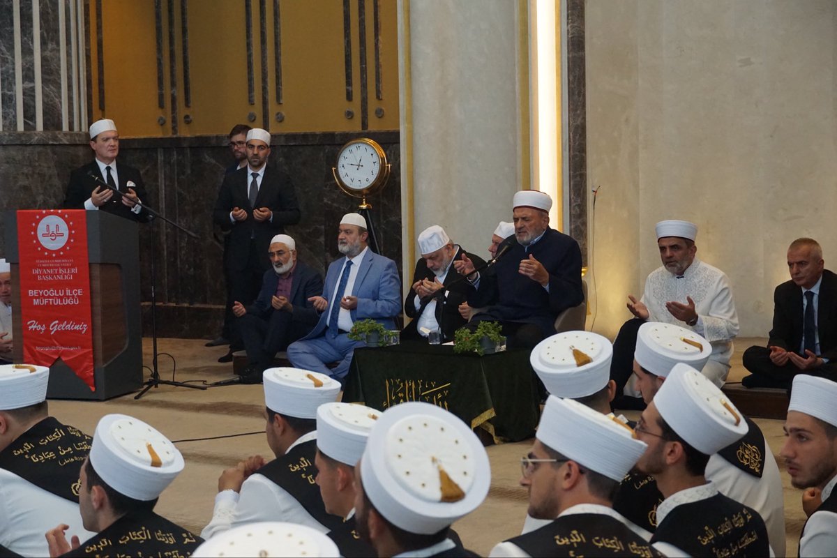 BeyogluMftlg1's tweet photo. Müftülüğümüze bağlı erkek Kur’an kurslarında hafızlık eğitimlerini başarıyla tamamlayan 74 hafız, Taksim Camii’nde düzenlenen Hafızlık İcazet Merasimi ile icazetlerini aldı. ⏩ https://t.co/H1uGSp2pIN https://t.co/YiXpFmylta
