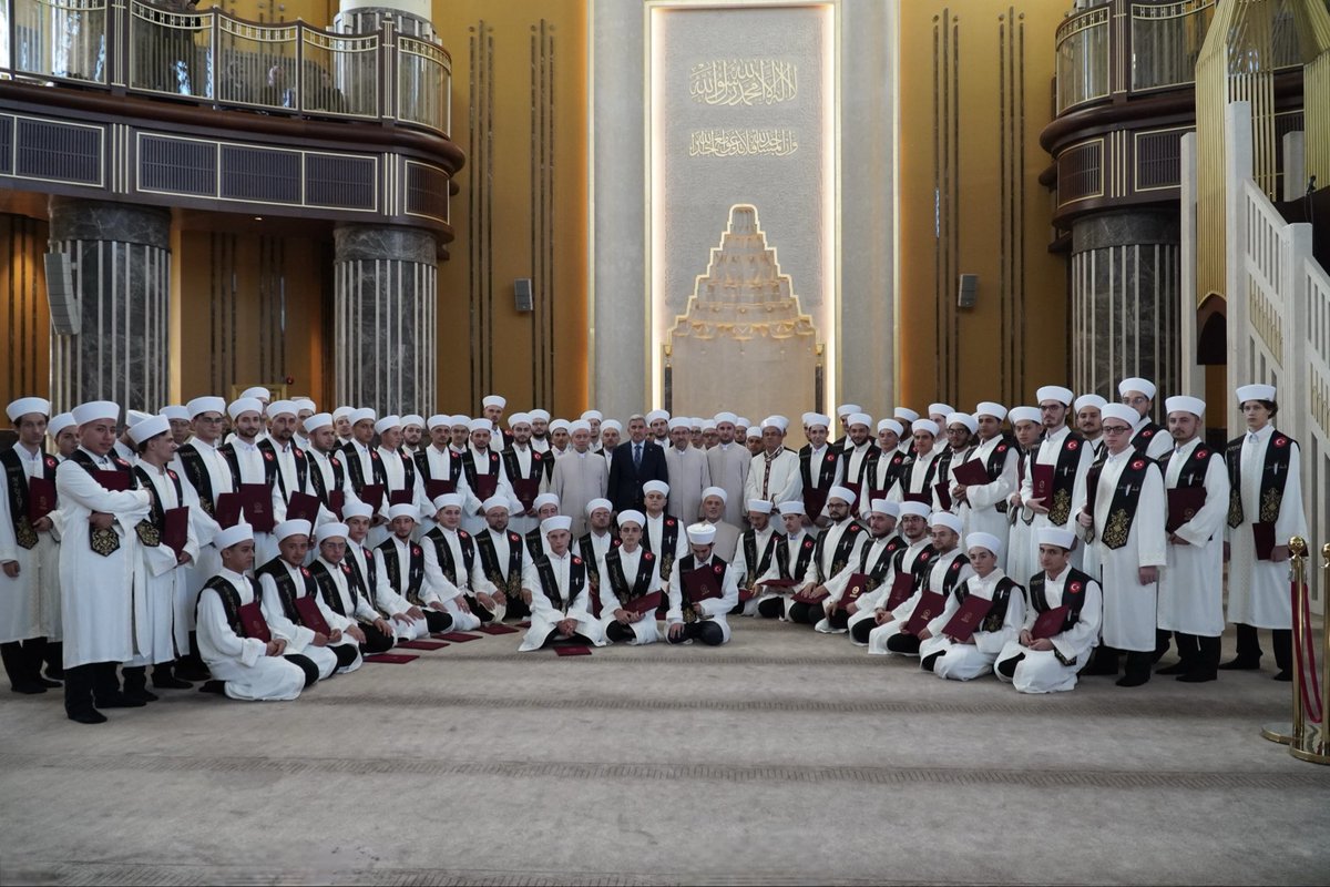 BeyogluMftlg1's tweet photo. Müftülüğümüze bağlı erkek Kur’an kurslarında hafızlık eğitimlerini başarıyla tamamlayan 74 hafız, Taksim Camii’nde düzenlenen Hafızlık İcazet Merasimi ile icazetlerini aldı. ⏩ https://t.co/H1uGSp2pIN https://t.co/YiXpFmylta