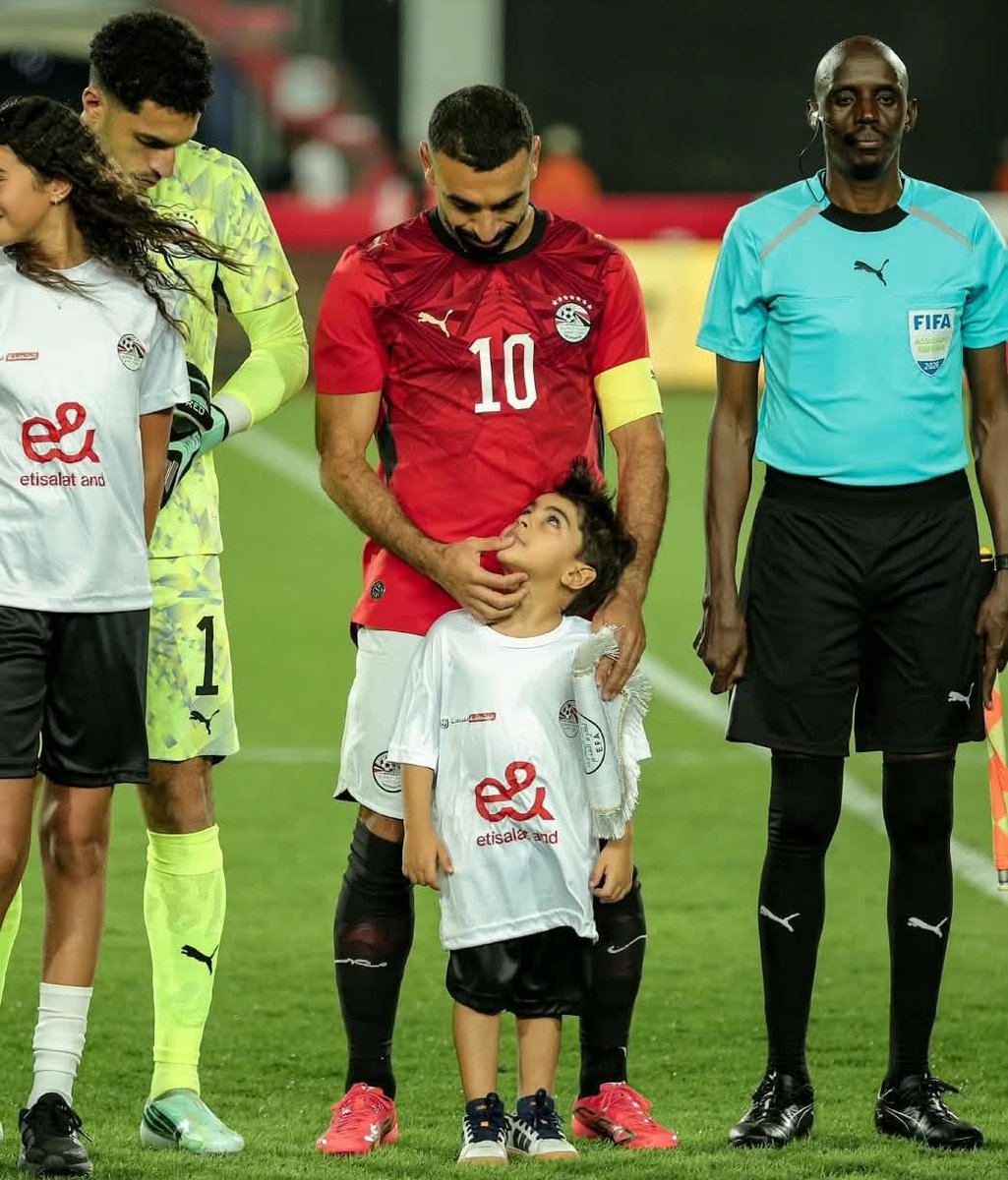 SalahWorld11's tweet photo. الطفل الذي كان يرافق الأسطورة محمد صلاح هو ابن شقيقه نصر❤️ https://t.co/Azm7lNA27h