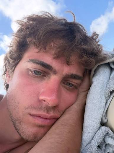 fonsuxixon's tweet photo. Guapísimo Lorenzo Zurzolo en "La bola negra" y me encanta como su personaje de soldado fascista italiano acaba convertido en cómplice del amor de Rafael y Sebastián.

Normal que el personaje de Penélope Cruz lo destaque a él como el más guapo entre todos los soldados. https://t.co/4QwhTwzBke