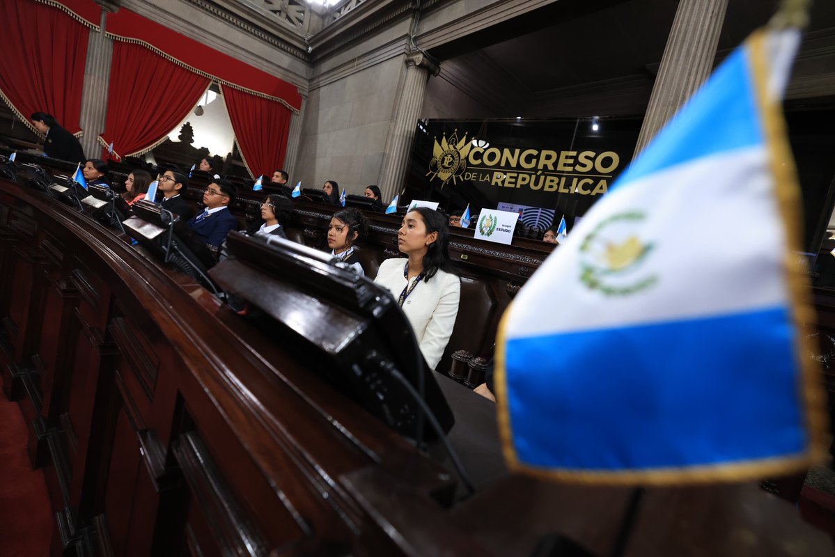 MineducGT's tweet photo. 🇬🇹 Las voces de 160 estudiantes llegaron al Congreso de la República.

Adolescentes y jóvenes de los 22 departamentos del país participaron en la sesión solemne del Parlamento Juvenil 2026, un espacio para dialogar, compartir ideas y ejercer ciudadanía.

La ministra de Educación, @chatagira, acompañó esta jornada junto al primer vicepresidente del Congreso, Nery Ramos, y el presidente de la Comisión de la Juventud, Héctor Aldana.

💬 Bajo el lema “Interculturalidad y Ciudadanía”, los estudiantes construyen propuestas desde el diálogo y la participación.

160 voces que hoy tienen un espacio para ser escuchadas.

#ParlamentoJuvenil2026
#MineducGt