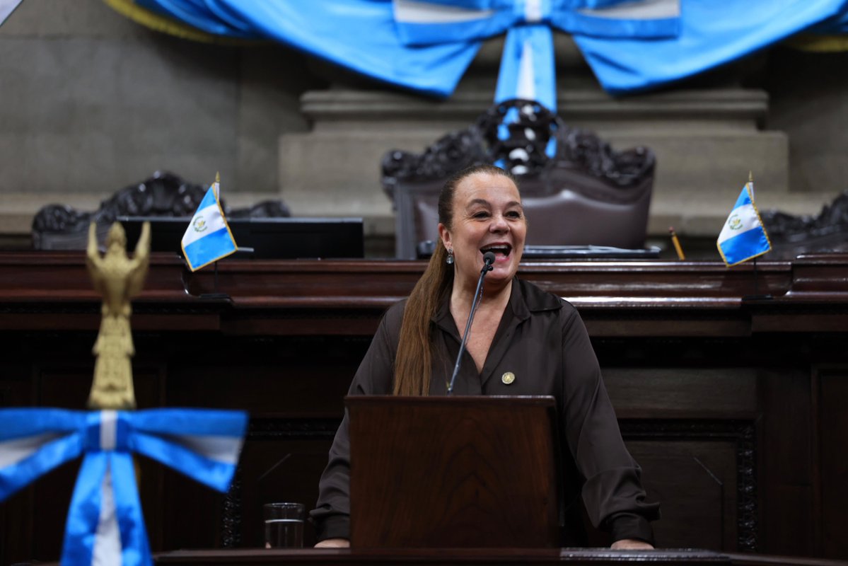 MineducGT's tweet photo. 🇬🇹 Las voces de 160 estudiantes llegaron al Congreso de la República.

Adolescentes y jóvenes de los 22 departamentos del país participaron en la sesión solemne del Parlamento Juvenil 2026, un espacio para dialogar, compartir ideas y ejercer ciudadanía.

La ministra de Educación, @chatagira, acompañó esta jornada junto al primer vicepresidente del Congreso, Nery Ramos, y el presidente de la Comisión de la Juventud, Héctor Aldana.

💬 Bajo el lema “Interculturalidad y Ciudadanía”, los estudiantes construyen propuestas desde el diálogo y la participación.

160 voces que hoy tienen un espacio para ser escuchadas.

#ParlamentoJuvenil2026
#MineducGt