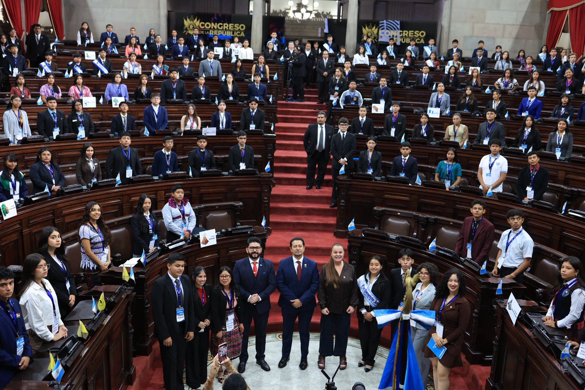 MineducGT's tweet photo. 🇬🇹 Las voces de 160 estudiantes llegaron al Congreso de la República.

Adolescentes y jóvenes de los 22 departamentos del país participaron en la sesión solemne del Parlamento Juvenil 2026, un espacio para dialogar, compartir ideas y ejercer ciudadanía.

La ministra de Educación, @chatagira, acompañó esta jornada junto al primer vicepresidente del Congreso, Nery Ramos, y el presidente de la Comisión de la Juventud, Héctor Aldana.

💬 Bajo el lema “Interculturalidad y Ciudadanía”, los estudiantes construyen propuestas desde el diálogo y la participación.

160 voces que hoy tienen un espacio para ser escuchadas.

#ParlamentoJuvenil2026
#MineducGt