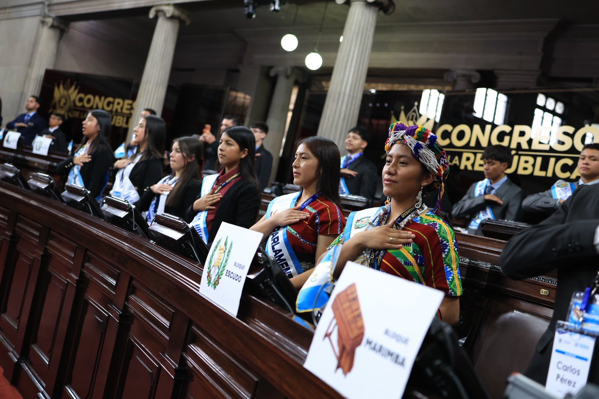 MineducGT's tweet photo. 🇬🇹 Las voces de 160 estudiantes llegaron al Congreso de la República.

Adolescentes y jóvenes de los 22 departamentos del país participaron en la sesión solemne del Parlamento Juvenil 2026, un espacio para dialogar, compartir ideas y ejercer ciudadanía.

La ministra de Educación, @chatagira, acompañó esta jornada junto al primer vicepresidente del Congreso, Nery Ramos, y el presidente de la Comisión de la Juventud, Héctor Aldana.

💬 Bajo el lema “Interculturalidad y Ciudadanía”, los estudiantes construyen propuestas desde el diálogo y la participación.

160 voces que hoy tienen un espacio para ser escuchadas.

#ParlamentoJuvenil2026
#MineducGt