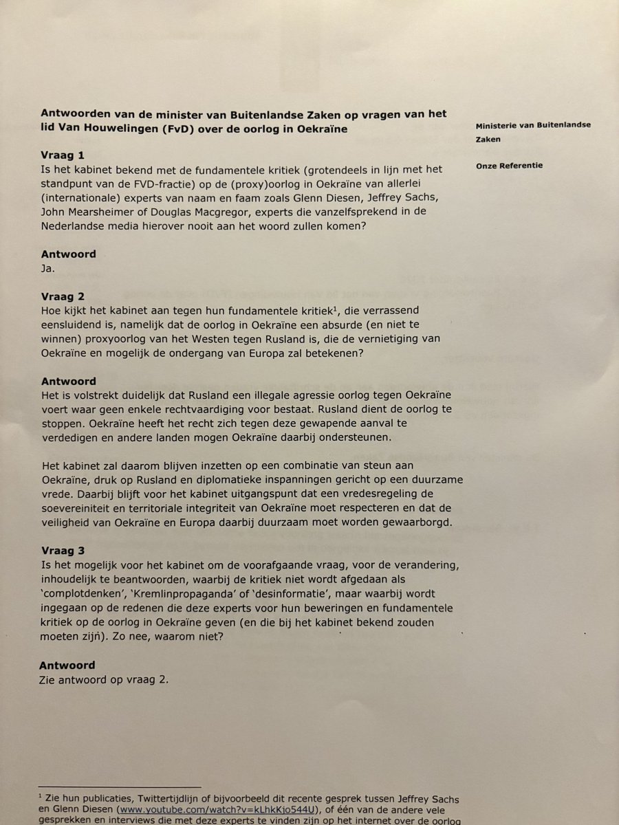 PvanHouwelingen's tweet photo. Ongelofelijk.

We hebben het kabinet gevraagd inhoudelijk (!) te reageren op allerlei experts zoals Glenn Diesen, Jeffrey Sachs en John Mearsheimer die de oorlog in Oekraïne karakteriseren als een proxyoorlog tussen de NAVO/EU enerzijds en Rusland anderzijds in en vooral ten koste van Oekraïne. 

Dit weigert (!) het kabinet te doen. Waarom?

Omdat deze kritiek (van al deze experts) “pro-Russische desinformatie” zou zijn en het kabinet wil vermijden “om in dergelijke frames mee te gaan”.

Met andere woorden, deze regering kwalificeert elke vorm van kritiek - ook zeer goed onderbouwde kritiek van onafhankelijke vooraanstaande experts - bij voorbaat (bij voorbaat!) als “desinformatie afkomstig uit het Kremlin” (het staat letterlijk zo in de beslisnota hieronder, lees het zelf!) en weigert (weigert!) vervolgens om deze kritiek inhoudelijk te weerleggen en Kamervragen hierover te beantwoorden want zo wordt, aldus de regering “bewust vermeden om in dergelijke frames mee te gaan”.

Werkelijk niet te bevatten, wat een krankzinnige stupiditeit. Zo rommel je je bevolking dus een oorlog met Rusland in.