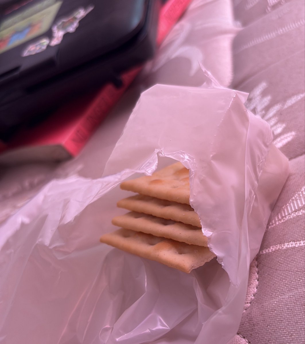 rustnpixiedust's tweet photo. Been out all day unable to eat and just got home to my crackers 🤤 https://t.co/88MrT1iUYt
