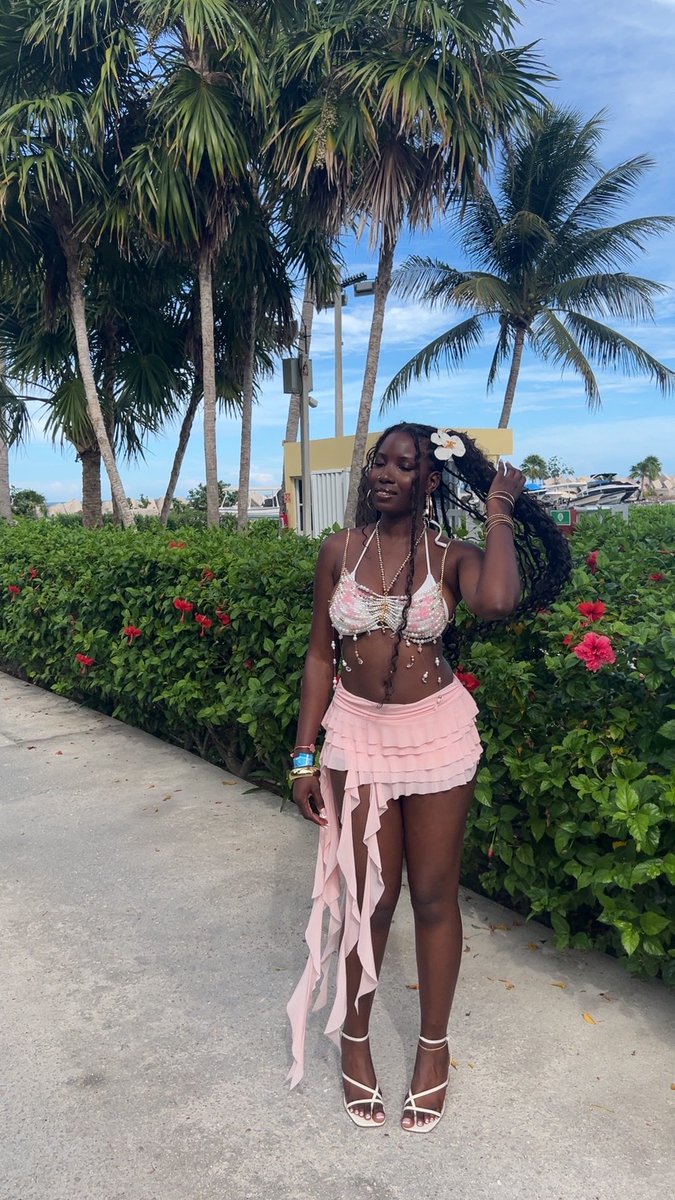 99risingx's tweet photo. Someone told me I look like Moana https://t.co/PKNtPRwxUk